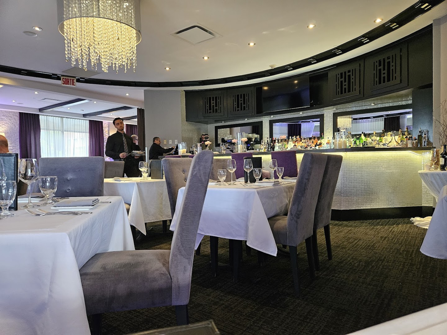 Restaurant La Piazza / Le Challenger