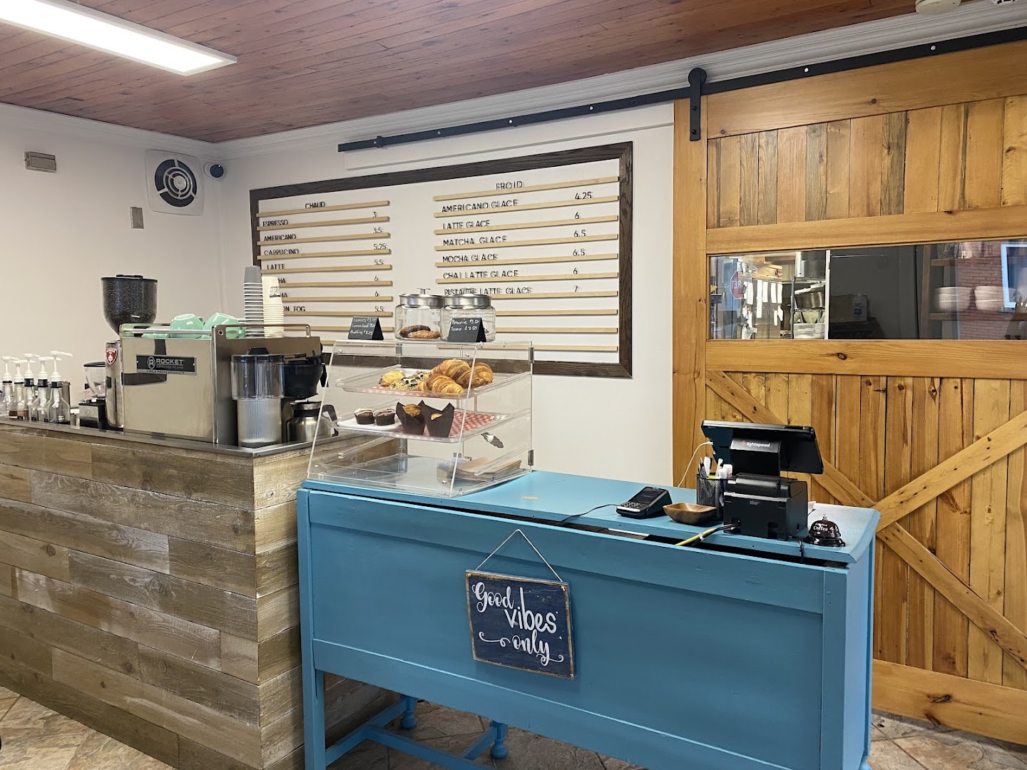 Cafe La Louche et Les Ecluses / Locks & Ladle Cafe Bistro